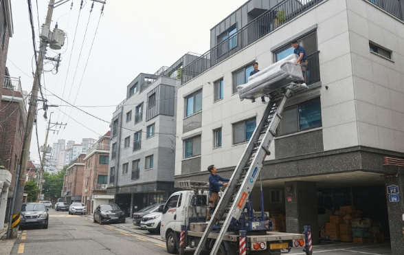 좁은 골목길에서 사다리차가 이사 작업을 하는 모습