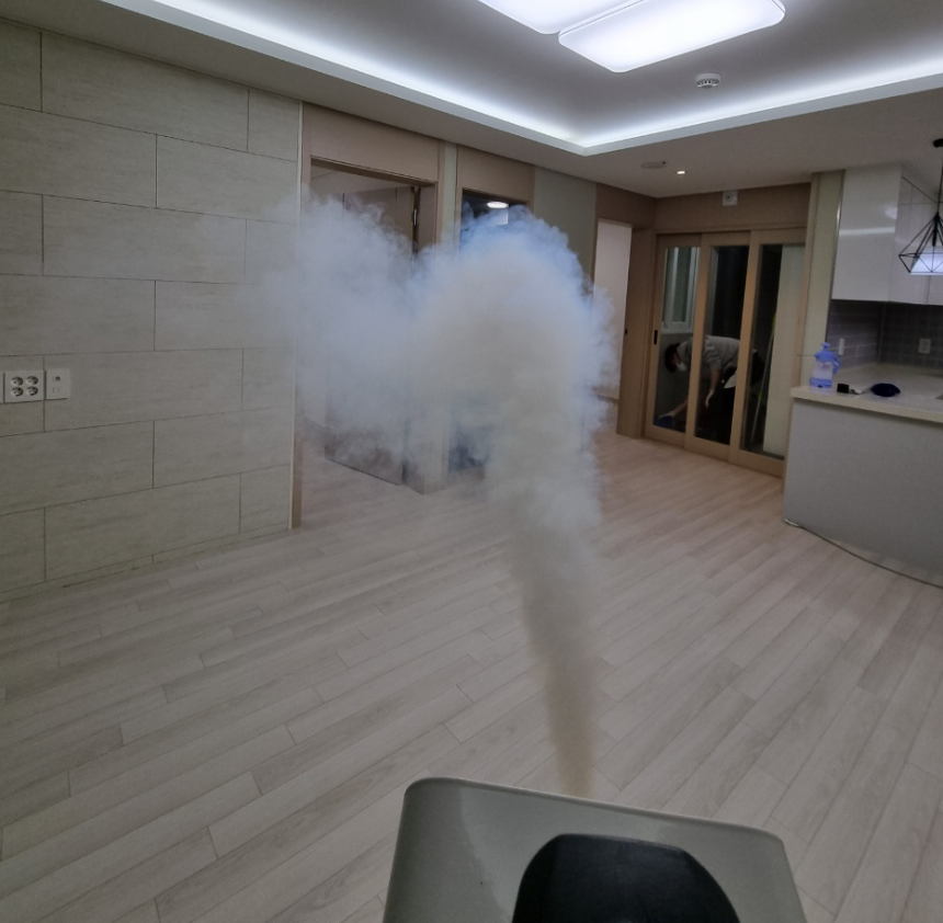 스팀 소독기로 바닥과 가구를 청소하는 모습